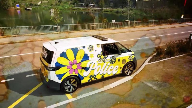 Crans-Montana : la police de proximité adopte un van au look vintage et décalé