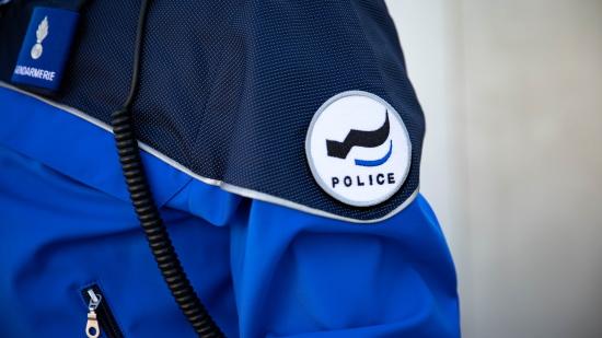 Arnaque aux faux policiers à Morat : 41’000 francs dérobés et arrestations liées à une organisation criminelle