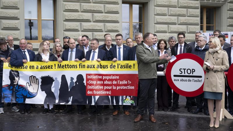 L’UDC présente l’initiative Stop aux abus de l’asile : un contrôle renforcé des frontières