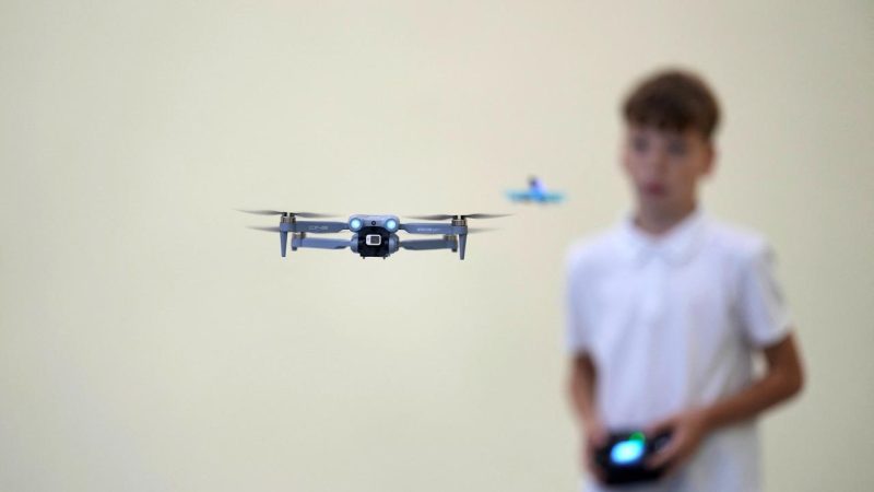 En Lituanie, des élèves apprennent à piloter des drones dans le cadre d’un programme éducatif national