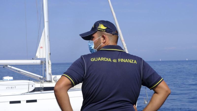 Suisse recherché pour fraude depuis 26 ans arrêté au large de Bari à bord d’un catamaran ; extradition vers les États-Unis engagée