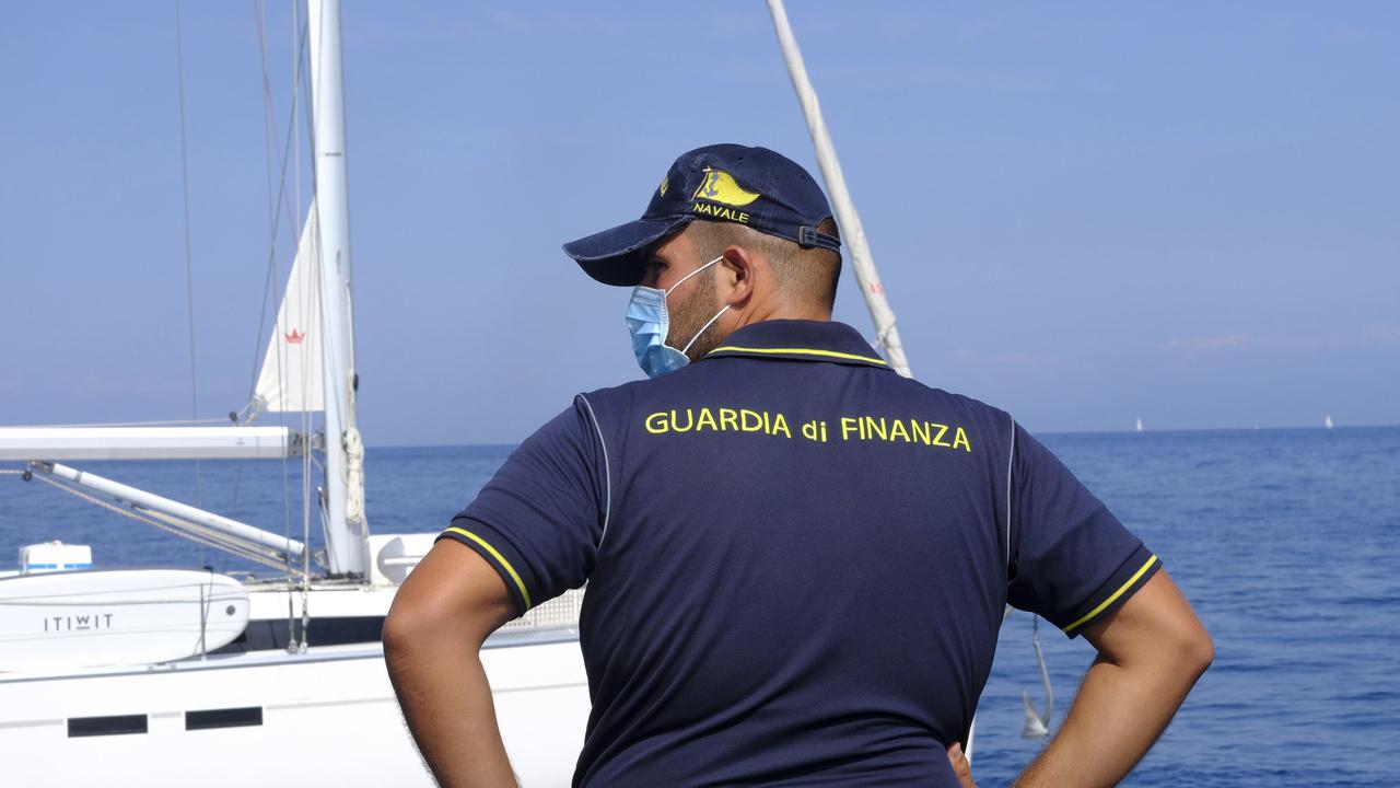 Suisse recherché pour fraude depuis 26 ans arrêté au large de Bari à bord d’un catamaran ; extradition vers les États-Unis engagée