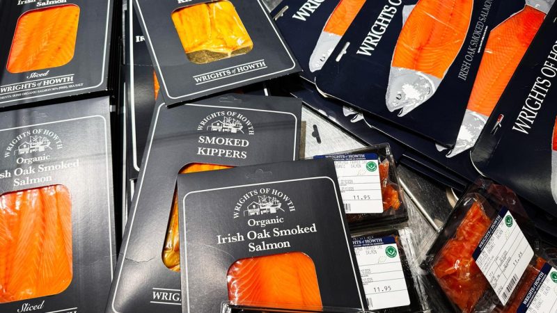 Rabais récurrents sur le saumon en grande surface : pratiques, prix et gaspillage dans la chaîne